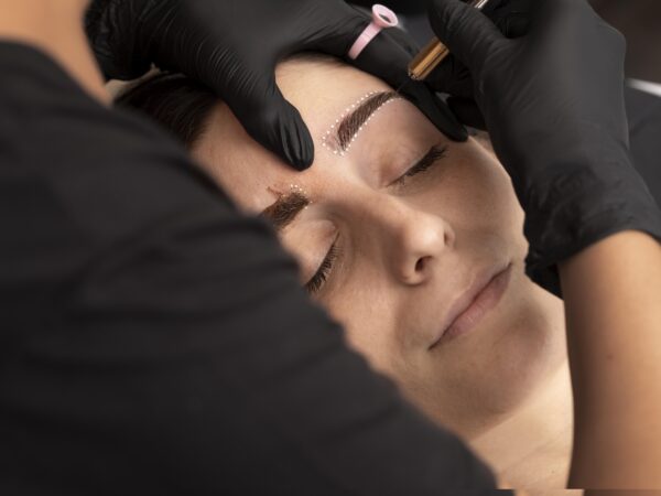 Profissional de beleza: como oferecer experiências completas com henna para sobrancelhas